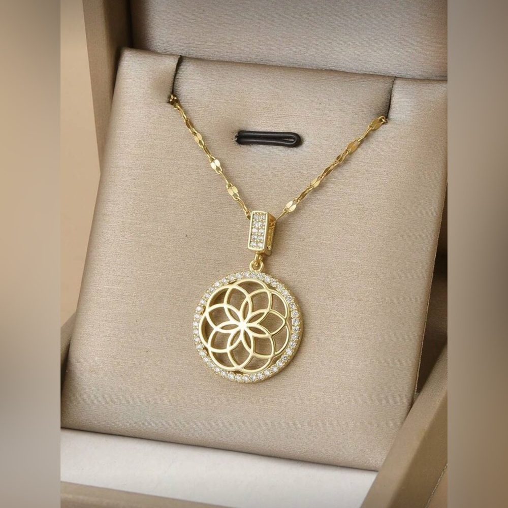 Gold‎ Tone Pendant Necklace